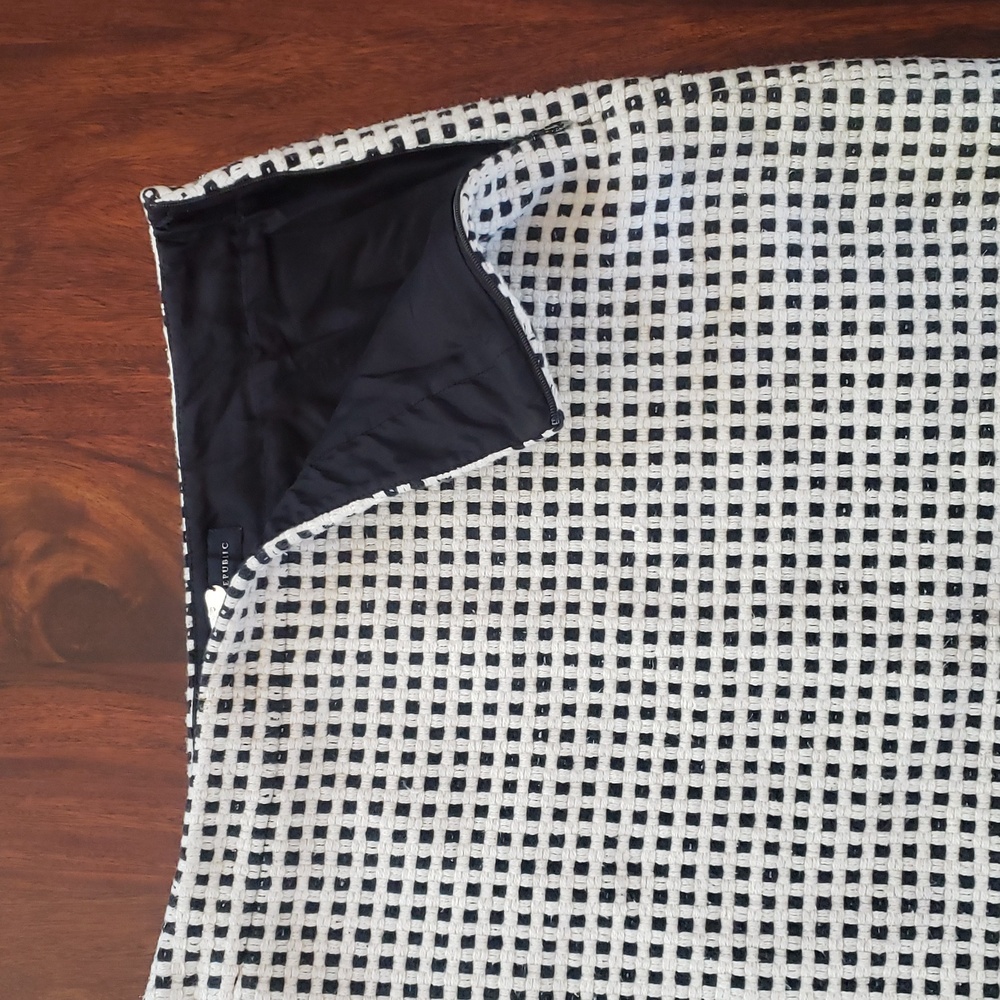BANANA REPUBLIC Black Off White Textured Grid Knit Skirt Grid Woven Mini Size 6 - Picture 6 of 10